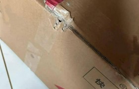 网友称朋友寄给自己的食品快递中途被血液污染，转运中心未联系直接换箱邮寄；顺丰速运回应